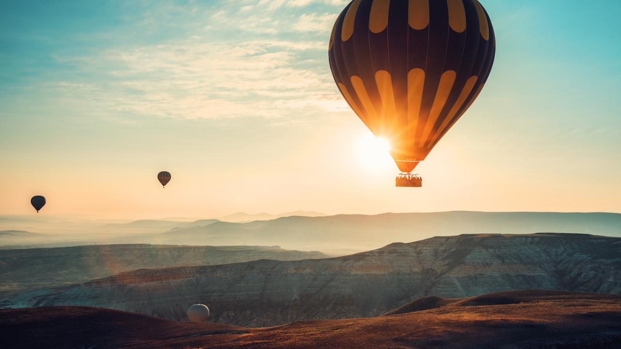 Hot air balloons flying over the valley at Cappadocia.  Par Valentin Valkov