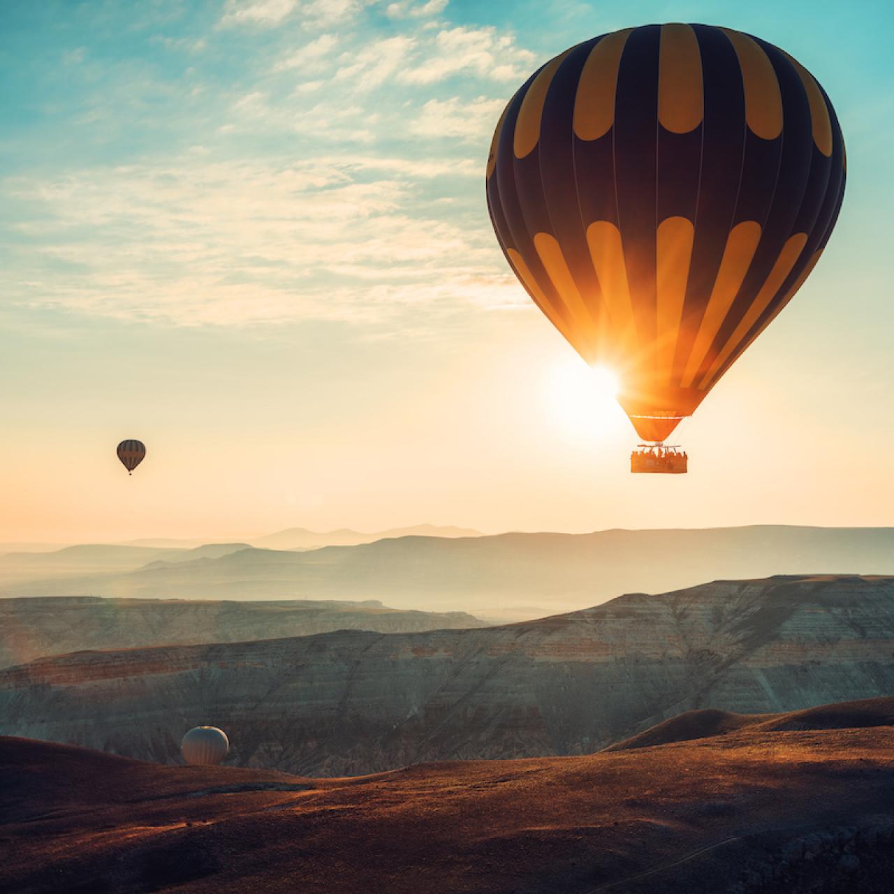 Hot air balloons flying over the valley at Cappadocia.  Par Valentin Valkov