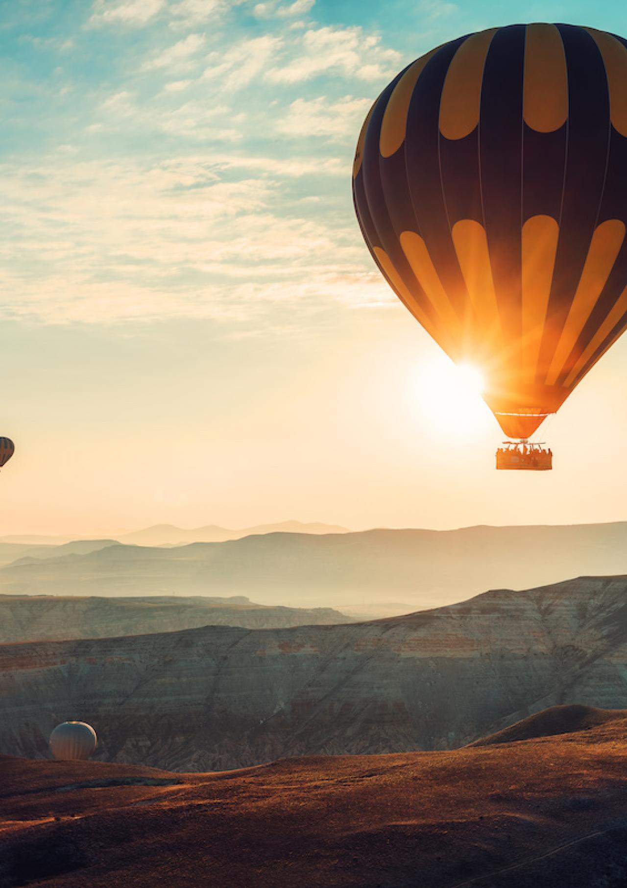 Hot air balloons flying over the valley at Cappadocia.  Par Valentin Valkov