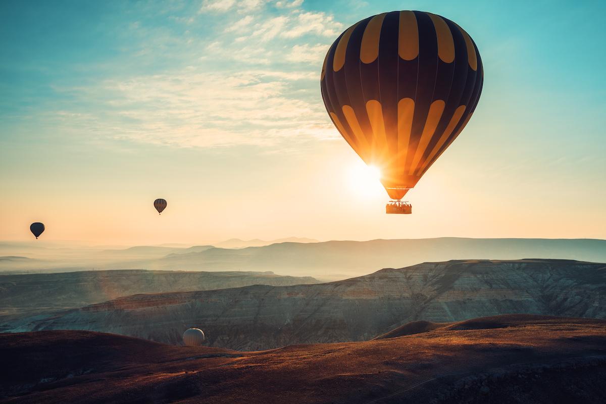 Hot air balloons flying over the valley at Cappadocia.  Par Valentin Valkov